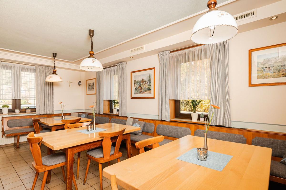 Im Stüberl gut essen und trinken, gemeinsame Stunden genießen - Gästehaus Santner in Ramingstein-Salzburgerland