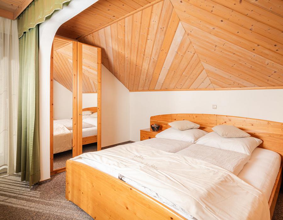 Gemütlich, geräumig und mit viel Zirbenholz eingerichtet - das Gästehaus Santner bietet Komfortzimmer, Doppelzimmer, Jugendzimmer und Appartements