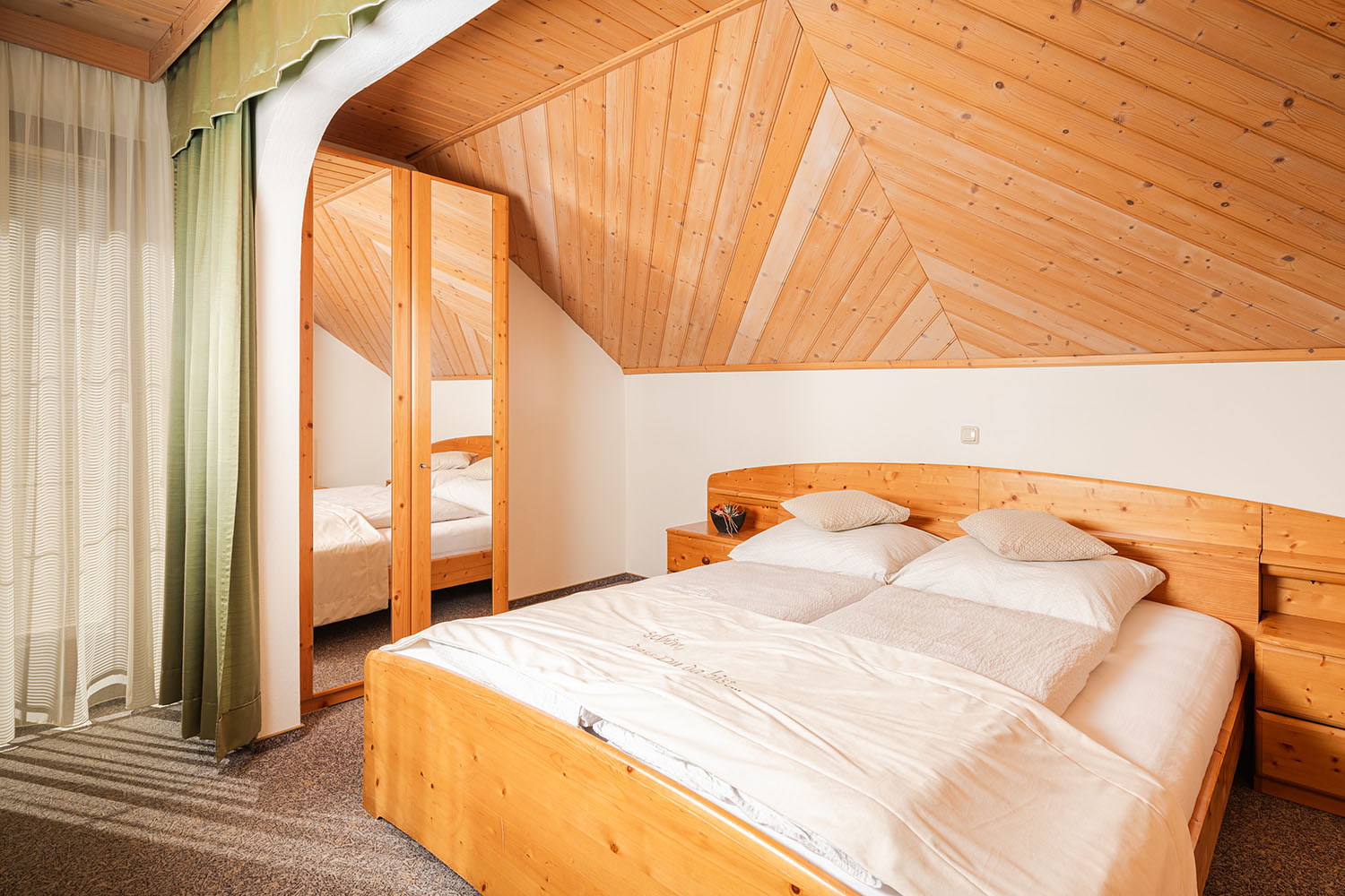 Gemütlich, geräumig und mit viel Zirbenholz eingerichtet - das Gästehaus Santner bietet Komfortzimmer, Doppelzimmer, Jugendzimmer und Appartements